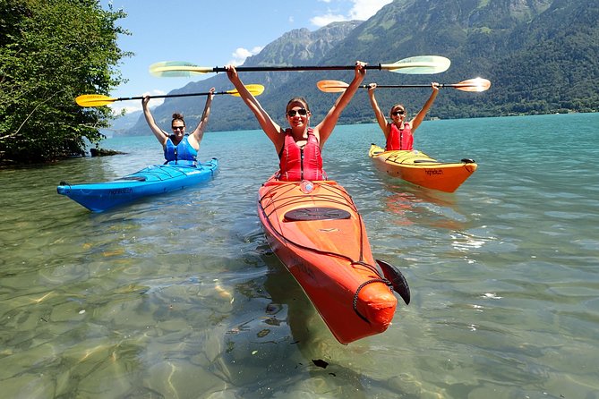 Tres alumnos en kayak